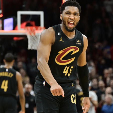 Donovan Mitchell scores 31 points, Cavaliers beat Warriors to end 16-game series skid